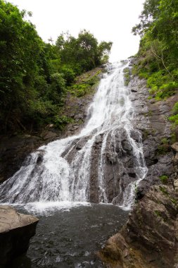 Tayland 'da güzel bir şelale, Tayland' da Tayland 'da sarika şelalesinde tropikal doğa.