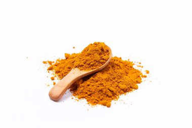 Beyaz arkaplanda kuru zerdeçal tozu ve zerdeçal kökü izole edildi.