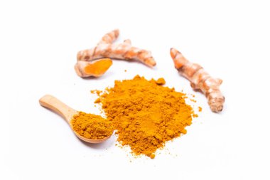 Beyaz arkaplanda kuru zerdeçal tozu ve zerdeçal kökü izole edildi.