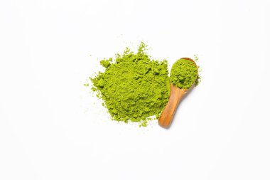 Üst manzara yeşil kibrit çay tozu beyaz arkaplanda izole