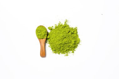 Üst manzara yeşil kibrit çay tozu beyaz arkaplanda izole