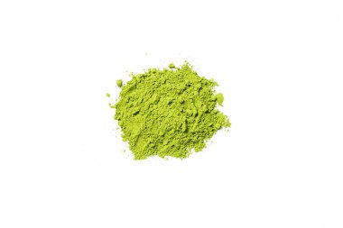 Üst manzara yeşil kibrit çay tozu beyaz arkaplanda izole
