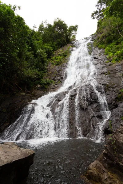 Tayland 'da güzel bir şelale, Tayland' da Tayland 'da sarika şelalesinde tropikal doğa.