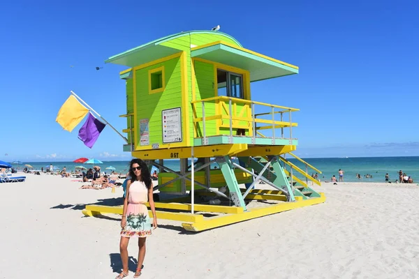 Flicka Vit Shirt Och Gula Byxor Utsikt Över Staden Miami — Stockfoto