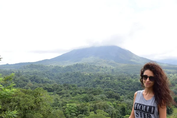 Chica Con Vestido Rojo Volcán — Foto de Stock