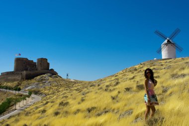 Siyah beyaz yel değirmeni ve kısa elbiseli esmer bir kız.