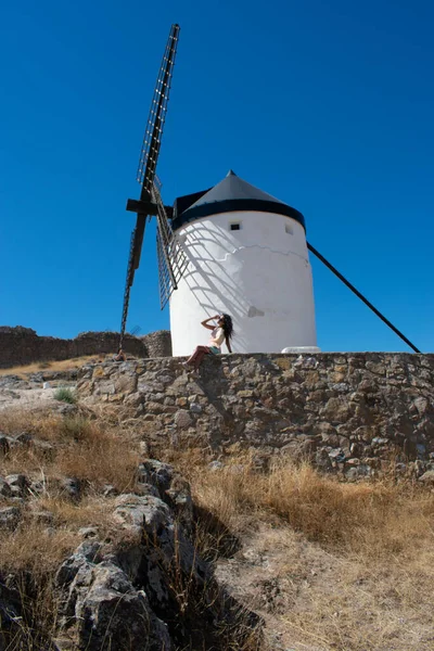 Schwarz Weiße Windmühle Mit Einem Brünetten Mädchen Einem Kurzen Kleid — Stockfoto