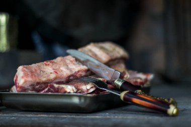 Kırmızı biber, yumurta ve sosis ile birlikte Nefis ızgara et. Arjantin barbekü