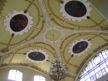 Avize ve tavan Kharkov tren istasyonu görünümü