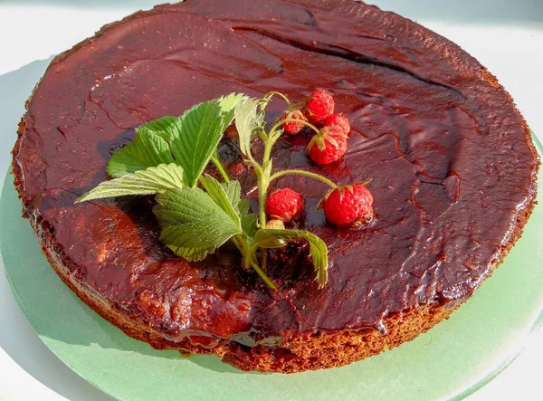 Pastel Chocolate Con Glaseado Chocolate Decorado Con Una Ramita Fresas — Foto de Stock