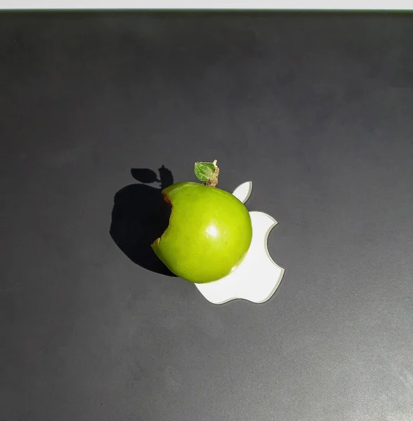 Zelené Okousané Jablko Černobílém Pozadí Zblízka — Stock fotografie