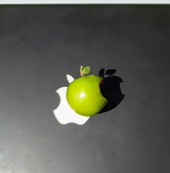 Зелене Ніблі Яблуко Чорно Білому Фоні Крупним Планом — стокове фото
