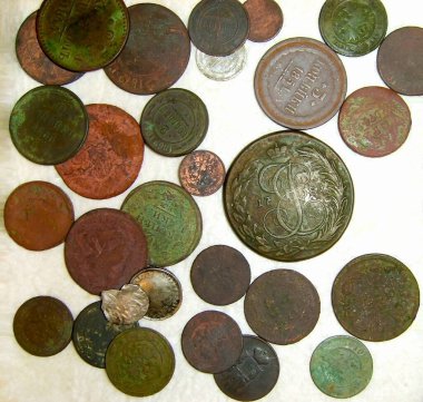 Doğu Avrupa 'nın bakır ve gümüş sikkeleri beyaz arka planda 18-20 yüzyıl