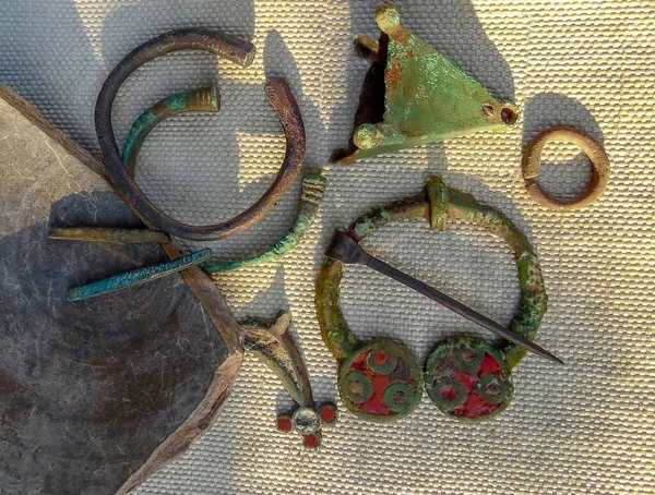 Bijoux Bronze Antique Bracelets Pendentifs Une Broche Avec Émail Siècle — Photo