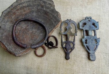 Antik bronz mücevherler: iki broş, bir bilezik ve MS 5-7 yüzyıllar Doğu Avrupa