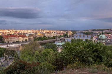 Öğleden sonra köprüler ve Vltava nehri ile Prag siluetinin panorama görünümü. Prag, Çek Cumhuriyeti