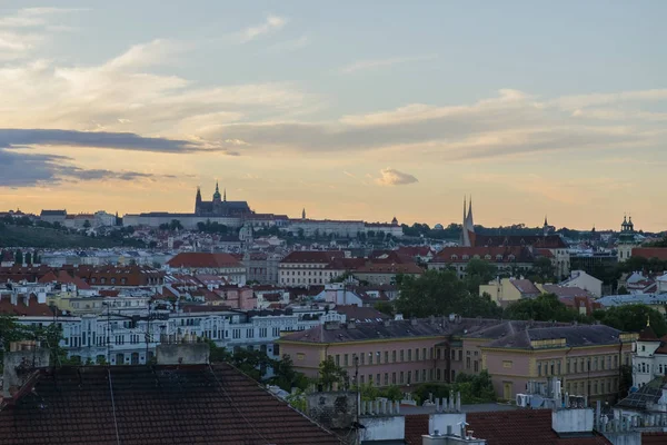 Pohled na Pražský hrad přes řeku Vltavy z ehradem zámku v noci. Praha, ÄŚeskĂ ' republika — Stock fotografie