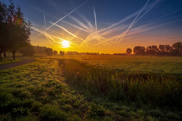 Hermosa salida del sol campo en Holanda — Foto de Stock