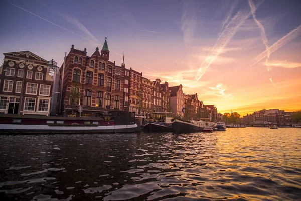 Гарний захід сонця на каналі в Амстердамі, Нідерланди — стокове фото