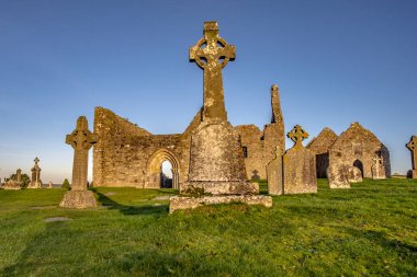 İrlanda kırsalında Clonmacnoise Manastırı