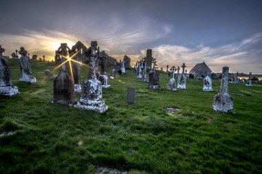 İrlanda kırsalında Clonmacnoise Manastırı