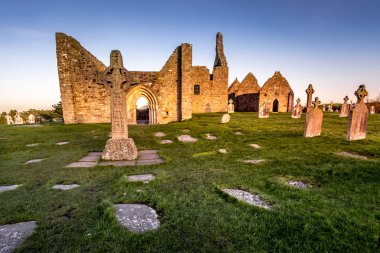 İrlanda kırsalında Clonmacnoise Manastırı