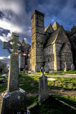 İrlanda'da bulutlu arka plan ile Cashel Rock Çapraz