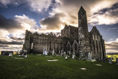 İrlanda'da bulutlu arka plan ile Cashel Rock Çapraz