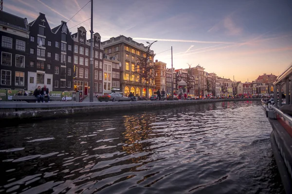 Гарний захід сонця на каналі в Амстердамі, Нідерланди — стокове фото