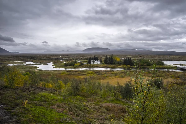La Iglesia y el paisaje en el Parque Nacional Thingvellir en Islandia — Foto de Stock