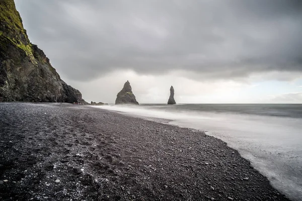 Παραλία με μαύρη άμμο και βραχώδεις σχηματισμούς "δάχτυλα τρολ". Ρεϊνδράκαρ, Βικ, Ισλανδία — Φωτογραφία Αρχείου