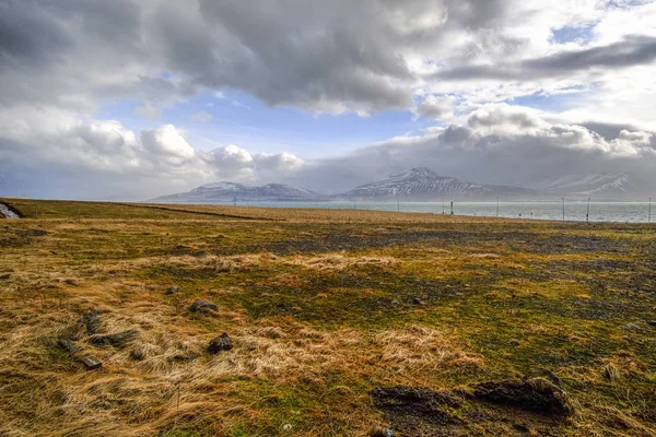 Islândia vista do campo com tempo nublado no inverno — Fotografia de Stock