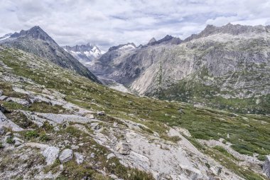 Grimsel geçidinde güzel manzara - Swiss Alps dağ yolu, İsviçre