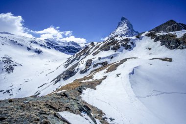 Matterhorn'un İsviçre Alpleri'ndeki güzel manzarası, İsviçre