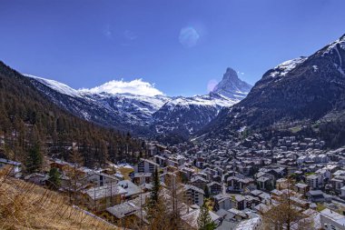 İsviçre Alpleri'ndeki ünlü Matterhorn ve Zermatt'ın panoramik manzarası, İsviçre