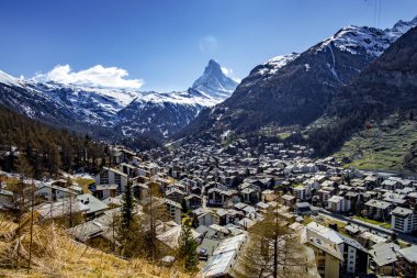 İsviçre Alpleri'ndeki ünlü Matterhorn ve Zermatt'ın panoramik manzarası, İsviçre