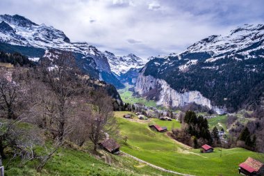 Lauterbrunnen köyünde büyük şelale güzel görünümü, İsviçre