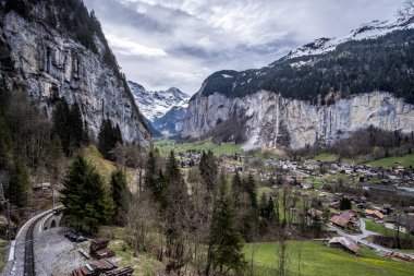 Lauterbrunnen köyünde büyük şelale güzel görünümü, İsviçre