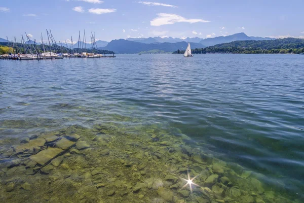Wunderschöne Schweizer Alpen im Hintergrund des Luzerner Sees — Stockfoto