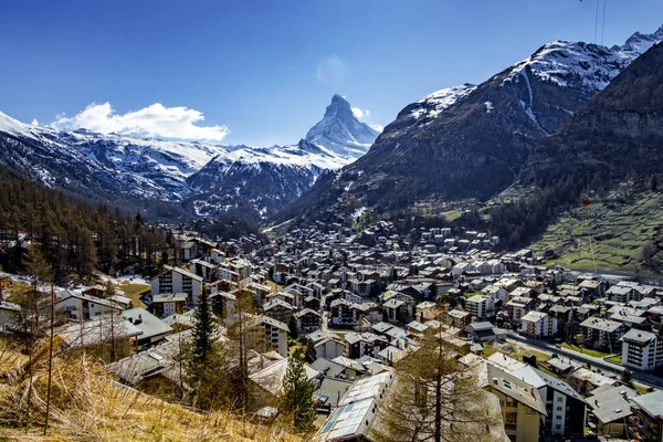Blick auf das berühmte Matterhorn und Zermatt in den Schweizer Alpen, Schweiz — Stockfoto