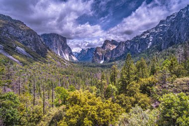 Kaliforniya'daki Yosemite Ulusal Parkı'nda Tünel Görünümü, ABD