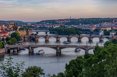 Prag köprüleri ve Vltava Nehri'nin manzarası