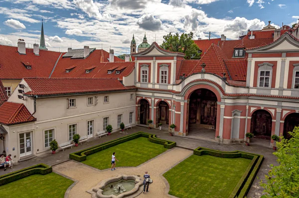 Uitzicht op Ledeburg Garden en Ledeburg Palace — Stockfoto