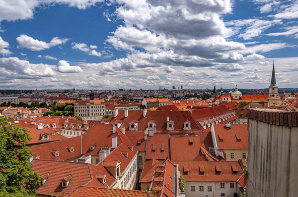 Güzel bulutlu Prag'ın kırmızı çatılarının manzarası