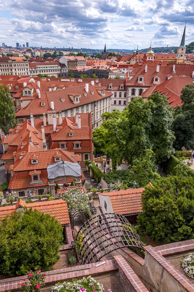 Pohled na Rudé střechy Prahy s nádherými mraky — Stock fotografie