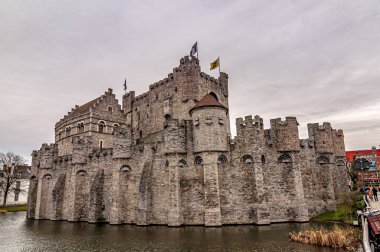 Orta Çağ kalesi Gravensteen (Sayar Kalesi) Gent, Belçika'da 1180 yılından itibaren