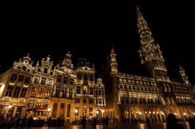 Grand-Place (Grote Markt) gece güzel bir görünüm. Brüksel'in merkez meydanı, şehrin Belediye Binası ile. Dünyanın en güzel meydanlarından biri. Brüksel, Belçika