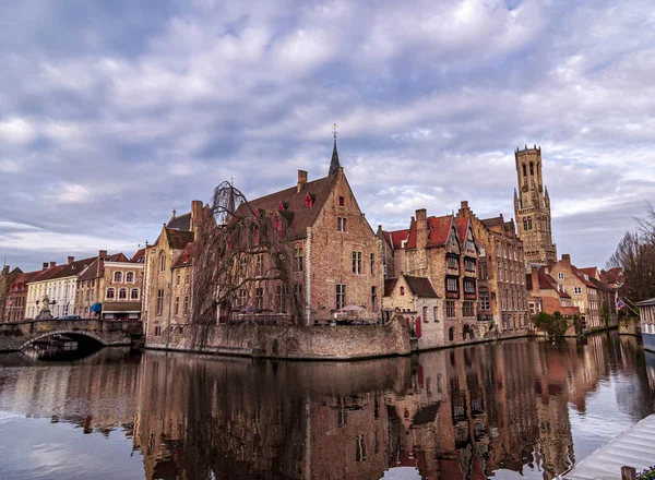 A rózsafüzér rakpartról (Rozenhoedkaai) jellemző gyönyörű kilátás, Bruges-ben visszaverődés a vízben. Walhain, Svájc Stock Kép
