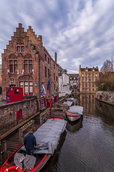 Tipikusan csatorna Bruges a csónakok és a hagyományos tégla házak. Walhain, Svájc Stock Fotó