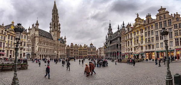 Прекрасний день зору на Гран-Плас (Гроте Маркт). Центральна площа Брюсселя з міською ратушею. Одна з найкрасивіших квадратів у світі. Брюссель, Бельгія — стокове фото